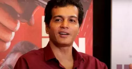 ആ മലയാള നടന്‍ സിനിമയ്‌ക്ക് വേണ്ടി ഒരുപാട് കഷ്ടപ്പെടും; എന്തൊക്കെയാ ഇയാള്‍ ചെയ്യുന്നതെന്ന് ഫ്രണ്ട്സ് ചോദിച്ചു: വിനയ് റായ്