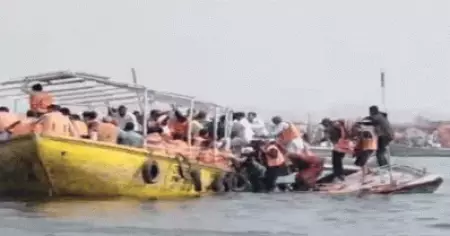 ഗംഗാനദിയില്‍ ബോട്ടുകള്‍ കൂട്ടിയിടിച്ച് അപകടം; യാത്രക്കാരെ രക്ഷപ്പെടുത്തി