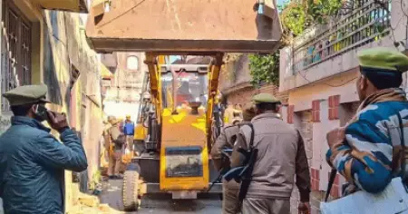 ഉത്തര്‍പ്രദേശില്‍ ക്ഷേത്രങ്ങള്‍ക്ക് സമീപത്തുള്ള നിര്‍മിതികള്‍ പൊളിച്ചുനീക്കുന്നു; റിപ്പോര്‍ട്ട്