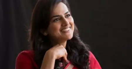 ആ നടനാണ് ഒപ്പമെങ്കില്‍ നമുക്ക് പടപടപ്പില്ലാതെ റിലാക്‌സായി അഭിനയിക്കാം: ശ്രദ്ധ ശ്രീനാഥ്