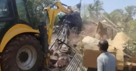 മഹാരാഷ്ട്രയിൽ ക്രിക്കറ്റ് മത്സരത്തിനിടെ പാക് അനുകൂല മുദ്രാവാക്യം വിളിച്ചെന്നാരോപിച്ച് മുസ്‌ലിം വ്യാപാരിയുടെ കട ഇടിച്ച് നിരത്തി അധികാരികൾ