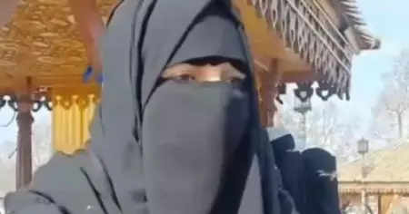 ഖുർആനും ഹിജാബും വിതരണം ചെയ്തു; മൂന്ന് സ്ത്രീകളെ അറസ്റ്റ് ചെയ്ത് ശ്രീനഗർ പൊലീസ്, പ്രതിഷേധത്തിന് പിന്നാലെ വിട്ടയച്ചു