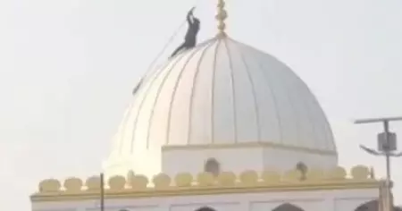 മഹാരാഷ്ട്രയിലെ ദർഗയിൽ അതിക്രമിച്ച് കയറി തീവ്ര ഹിന്ദുത്വ വാദികൾ; പച്ചക്കൊടി മാറ്റി കാവിക്കൊടി ഉയർത്തി
