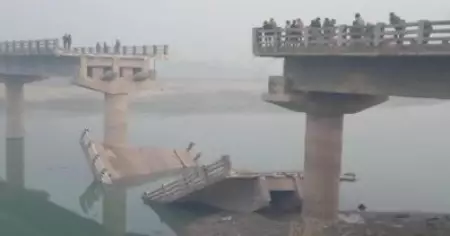 ബീഹാറിൽ പാലങ്ങൾ തകർന്ന സംഭവം; സസ്‌പെൻഡ് ചെയ്യപ്പെട്ട ഉദ്യോഗസ്ഥരെ പുനർനിയമിച്ചതിന് ബിഹാർ സർക്കാരിനെ വിമർശിച്ച് സുപ്രീം കോടതി