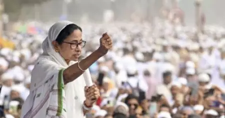സമാധാനപരമായി പ്രതിഷേധിച്ചോളു, പക്ഷേ നിയമം കയ്യിലെടുക്കുകയോ കെണിയിൽ വീഴുകയോ ചെയ്യരുത്: വഖഫ് വിരുദ്ധ പ്രതിഷേധകരോട് അഭ്യർത്ഥനയുമായി മമത