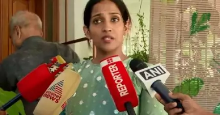 അച്ഛനെ കൊന്നിട്ടും അവരെ ന്യായീകരിക്കുന്നു; പഹല്‍ഗാം ഭീകരാക്രമണത്തില്‍ നിന്നും രക്ഷപ്പെട്ട ആരതിക്കെതിരെ വിദ്വേഷ കമന്റുകള്‍