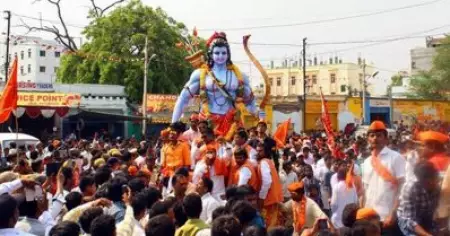 ബംഗാളിൽ രാമാനവമിക്ക് മുന്നോടിയായി നടന്ന റാലിയിൽ ആയുധം വീശി തീവ്ര ഹിന്ദുത്വ സംഘടന; കേസെടുത്ത് പൊലീസ്