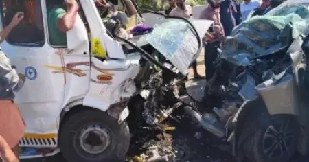 പയ്യോളിയില്‍ കാറും ട്രാവലറും കൂട്ടിയിടിച്ച് നാല് പേര്‍ക്ക് ദാരുണാന്ത്യം