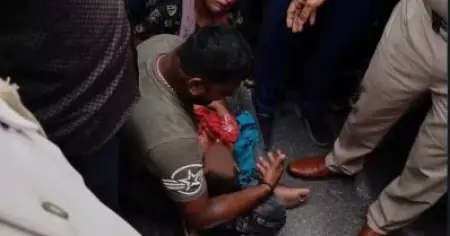 നായയുടെ കടിയേറ്റ് ആശുപത്രിയിലേക്ക് പോകവെ പൊലീസ് തടഞ്ഞു; ബൈക്കില്‍ നിന്ന് വീണ കുട്ടിയുടെ മേല്‍ ലോറി കയറി കര്‍ണാടകയില്‍ മൂന്ന് വയസുകാരിക്ക് ദാരുണാന്ത്യം
