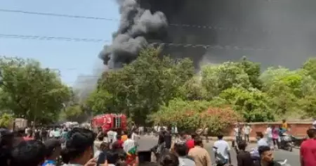 ഗുജറാത്തിൽ വിമാനം തകർന്ന് വീണു; വിമാനത്തിൽ 242 യാത്രക്കാർ, അപകടം ടേക്ക് ഓഫിനിടെ