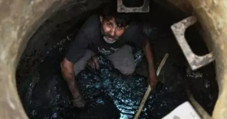 സുരക്ഷാ സംവിധാനങ്ങളില്ല; ഉത്തർപ്രദേശിൽ ഡ്രൈനേജ് വൃത്തിയാക്കുന്നതിടെ വിഷവാതകം ശ്വസിച്ച് തൊഴിലാളികൾക്ക് ദാരുണാന്ത്യം