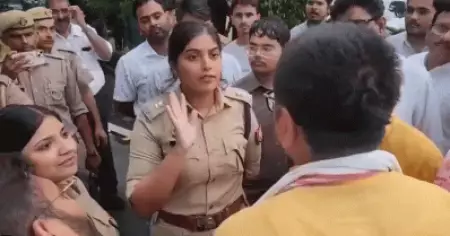 യു.പിയില്‍ ആയുധങ്ങളുമായെത്തിയ ബി.ജെ.പി എം.എല്‍.സിയുടെ ഗാര്‍ഡുകളെ സ്റ്റേഡിയത്തില്‍ കയറ്റില്ലെന്ന് പൊലീസ് ഉദ്യോഗസ്ഥ; വാക്കുതര്‍ക്കം