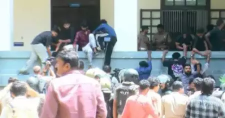 ഗവര്‍ണര്‍ക്കെതിരായ പ്രതിഷേധം; കേരളാ സര്‍വകലാശാല ആസ്ഥാനം കീഴടക്കി എസ്.എഫ്.ഐ
