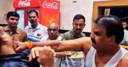 മുംബൈയില്‍ കാന്റീന്‍ ജീവനക്കാരനെ മര്‍ദിച്ച് എന്‍.ഡി.എ എം.എല്‍.എ
