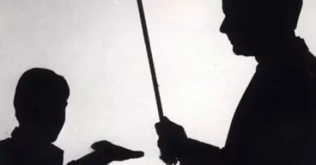 വിരലുകള്‍ക്കിടയില്‍ പേനവെച്ച് പരിക്കേല്‍പ്പിച്ചു; ഒമ്പത് വയസുകാരനോട് മദ്രസ അധ്യാപകന്റെ ക്രൂരത