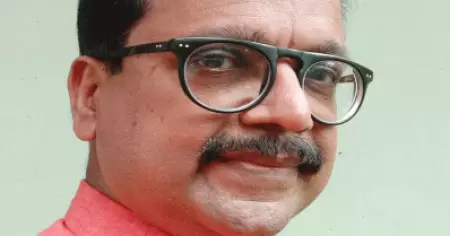 ചിത്രങ്ങൾ നായർ സ്ത്രീകളെ അപമാനിക്കുന്നതെന്ന് ആരോപണം; ചിത്രകാരൻ ടി. മുരളിക്കെതിരെ പരാതി