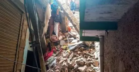ദല്‍ഹിയില്‍ മൂന്ന് നില കെട്ടിടം തകര്‍ന്നുവീണ് 2 മരണം; രക്ഷപ്പെടുത്തിയത് 8 പേരെ