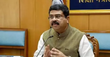 പാറ്റകള്‍ക്ക് മുന്നില്‍ മുട്ടുമടക്കി മോദി: ധര്‍മേന്ദ്ര പ്രധാന്‍ രാജിവെച്ചു
