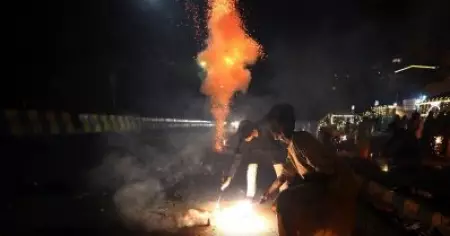ദല്‍ഹിയിലെ എലൈറ്റ് ക്ലാസ് മാത്രം ശുദ്ധവായു ശ്വസിച്ചാല്‍ മതിയോ? ദല്‍ഹിയിലെ പടക്ക നിരോധനത്തില്‍ സുപ്രീംകോടതി