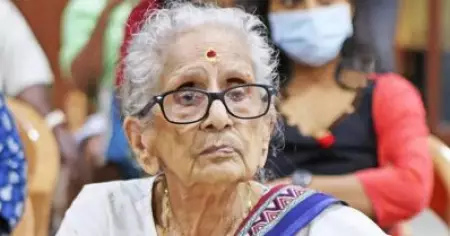 'ഈ വലതുപക്ഷ നിന്ദകള്‍ അംഗീകരിക്കാനാകില്ല'; എം. ലീലാവതിക്കെതിരായ സൈബറാക്രമണത്തില്‍ സോഷ്യല്‍ മീഡിയ