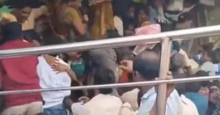 ആന്ധ്രാ പ്രദേശിലെ ശ്രീകാകുളം വെങ്കിടേശ്വര ക്ഷേത്രത്തിൽ തിക്കിലും തിരക്കിലും പെട്ട് ഒമ്പത് മരണം