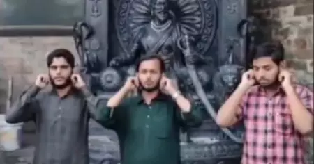 മഹാരാഷ്ട്രയിൽ ഒഴിഞ്ഞ ക്ലാസ് മുറിയിൽ നിസ്‌കരിച്ചതിന് വിദ്യാർത്ഥികളെകൊണ്ട് ശിവജി പ്രതിമയിൽ തൊട്ട് മാപ്പ് പറയിപ്പിച്ച് ഹിന്ദുത്വ പ്രവർത്തകർ