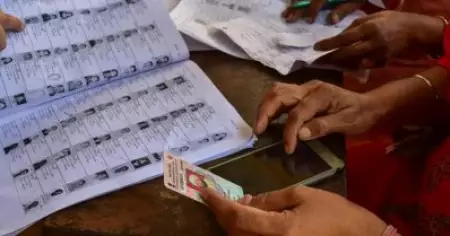 എസ്.ഐ.ആർ കൃത്യമായി പൂർത്തിയാക്കിയില്ല; നോയിഡയിലെ 60 ബി.എൽ.ഒമാർക്കെതിരെ കേസ്