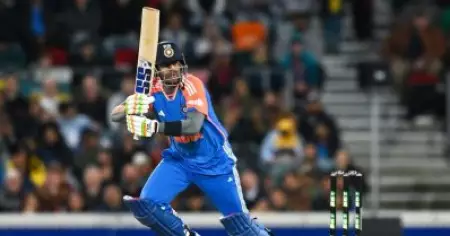ആകാശം തൊട്ട രണ്ട് സിക്‌സുകള്‍; രോഹിത്തിനെ വെട്ടി സൂര്യ തലപ്പത്ത്
