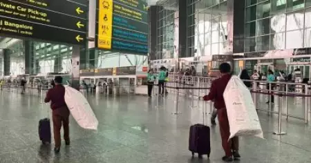 വിമാനം റദ്ദാക്കിയാലും കിടന്നുറങ്ങണമല്ലോ ;ബെംഗളൂരു വിമാനത്താവളത്തിലേക്ക് കിടക്കയുമായി യാത്രക്കാരന്‍