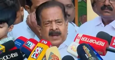 പൊതുപരിപാടിയില്‍ കൂടെ ഫോട്ടോയെടുക്കുന്നവരുടെ ജാതകം നോക്കാന്‍ പറ്റില്ലല്ലോ: രമേശ് ചെന്നിത്തല
