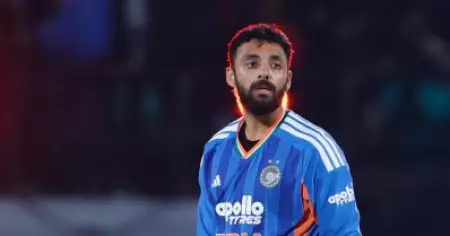 രണ്ട് വിക്കറ്റില്‍ രണ്ടാമന്‍; അര്‍ഷ്ദീപിനെ വെട്ടി ചക്രവര്‍ത്തി ഷോ!