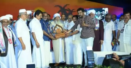 നാരായണ ഗുരു മുന്നോട്ട് വെച്ച ആശയങ്ങളുടെ മറ്റൊരു ആവിഷ്ക്കാരം; കാന്തപുരത്തിന് നാരായണ ഗുരു പുരസ്കാരം സമ്മാനിച്ച് സ്വാമി ശാശ്വതീകാനന്ദ സാംസ്കാരിക കേന്ദ്രം