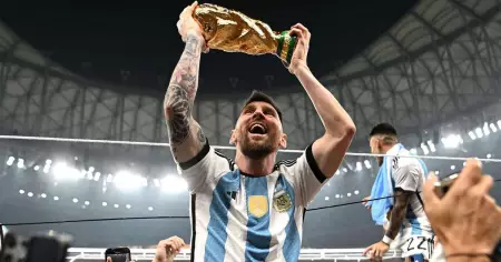 ചരിത്രത്തില്‍ ബ്രസീലും ഇറ്റലിയും മാത്രം; 1990 നഷ്ടപ്പെട്ട സ്വപ്നം വീണ്ടെടുക്കാന്‍ മെസിയും സംഘവുമെത്തുമ്പോള്‍