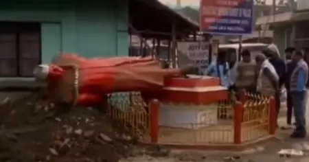 അസമില്‍ 10 അടി ഉയരമുള്ള നെഹ്റുവിന്റെ പ്രതിമ തകര്‍ത്ത് അജ്ഞാതര്‍