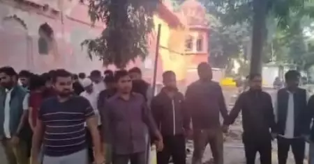 പള്ളിയിലേക്കുള്ള പ്രവേശനം തടഞ്ഞ് ലഖ്‌നൗ സര്‍വകലാശാല; സഹപാഠികള്‍ക്ക് നിസ്‌കരിക്കാന്‍ കാവല്‍ നിന്ന് ഹിന്ദു വിദ്യാര്‍ത്ഥികള്‍
