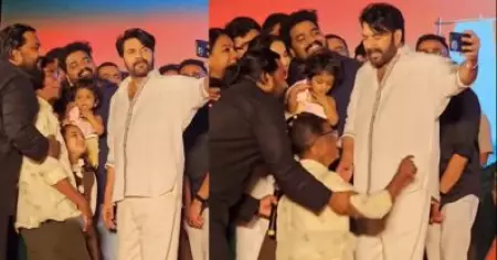 മമ്മൂക്കയുടെ കാലിനടുത്ത് മുട്ട് കുത്തിയിരുന്ന് ഇന്ദ്രന്‍സ്, എഴുന്നേല്‍പിച്ച് താരം; അതിവിനയമെന്ന് കമന്റുകള്‍