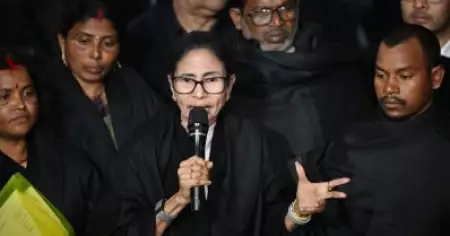 എസ്.ഐ.ആര്‍: തെരഞ്ഞെടുപ്പ് കമ്മീഷനെതിരെ ദല്‍ഹിയില്‍ ലക്ഷങ്ങളെ അണിനിരത്തും; മുന്നറിയിപ്പുമായി മമത