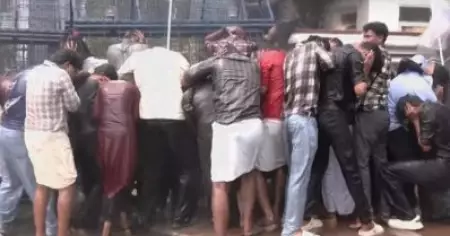 യൂണിവേഴ്‌സിറ്റി കലോത്സവത്തിനുള്ള ഫണ്ട് അനുവദിക്കണം; കേരള സര്‍വകലാശാല ആസ്ഥാനത്തേക്ക് ഇരച്ചുകയറി എസ്.എഫ്.ഐ പ്രവര്‍ത്തകര്‍