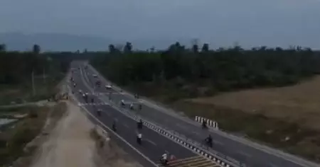 നാലുവരി പാതയും ഒരേ വശത്തേക്ക് പോകുന്ന വാഹനങ്ങളും; അസമിലെ റോഡെന്ന് അവകാശപ്പെട്ട് ഹിമന്തയുടെ എ.ഐ വീഡിയോ, ട്രോള്‍