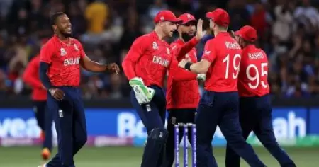 ഇന്ത്യക്കെതിരായ സ്‌ക്വാഡ് പ്രഖ്യാപിച്ച് ഇംഗ്ലണ്ട്; സൂപ്പര്‍ താരം തിരിച്ചെത്തി!
