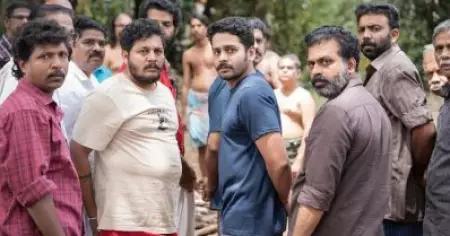 കണ്ണൂരെ മനുഷ്യന്മാരെല്ലാം കക്ഷത്തില് ബോംബും വെച്ച് നടക്കുകയാണെന്ന് നിങ്ങക്കൊരു വിചാരം ണ്ട്; ചിരി പടര്‍ത്തുന്ന പ്രകമ്പനത്തിലെ ആക്ഷേപ ഹാസ്യം