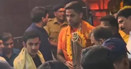 കീര്‍ത്തി ആസാദിന്റെ വിമര്‍ശനത്തിന് പിന്നാലെ സിദ്ധിവിനായക ക്ഷേത്രത്തിലും ദര്‍ശനം; ലോകകപ്പ് ട്രോഫി പൂജിച്ച് സൂര്യയും ഗംഭീറും ജെയ്ഷായും!