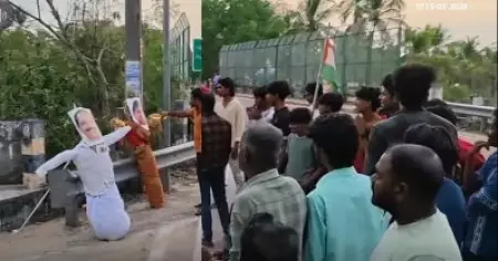'ചിറയിന്‍കീഴില്‍ കോഴിക്കോട്ടുകാരി വേണ്ട'; രമ്യ ഹരിദാസിന്റെയും സണ്ണി ജോസഫിന്റെയും കോലം കത്തിച്ച് പ്രതിഷേധം