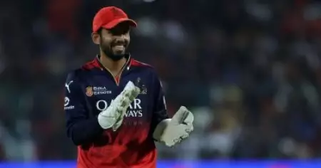 എല്ലാവരും ഔട്ടായിട്ട് ടീമിനെ രക്ഷിക്കണം, ഇപ്പോള്‍ ടീമിന് തന്നെ ബാധ്യതയായി; ജിതേഷിനെ ട്രോളി സോഷ്യല്‍ മീഡിയ