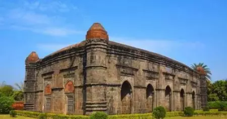 കൊല്‍ക്കത്ത: നൂറ്റാണ്ടുകള്‍ പഴക്കമുള്ള അദീന മസ്ജിദില്‍ ശിവലിംഗം സ്ഥാപിക്കുമെന്ന പ്രഖ്യാപനവുമായി സംഘ്പരിവാര്‍
