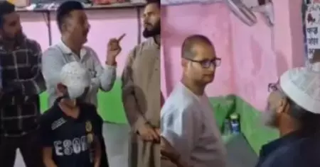 വീടിനുളളില്‍ അറബി പഠിപ്പിക്കുന്നത് മദ്രസ നടത്തുന്നതിന് തുല്യം: അതിക്രമിച്ച് കയറി ഹിന്ദുത്വരുടെ പ്രതിഷേധം