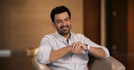 'പുലര്‍ച്ചെ 5 മണിക്ക് ലൊക്കേഷനിലെത്തും, ഏറ്റവും ഒടുവില്‍ പോകും; എന്തോ അങ്ങേരെ എനിക്ക് ഭയങ്കര ഇഷ്ടമാണ്': പൃഥ്വിരാജ്