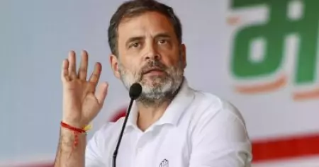 ഗോത്രവര്‍ഗ വിദ്യാര്‍ത്ഥികള്‍ ഭിക്ഷയല്ല ചോദിക്കുന്നത്; അവരുടെ അവകാശമാണ്: ഫഡ്‌നാവിസിന് തുറന്ന കത്തുമായി രാഹുല്‍ ഗാന്ധി