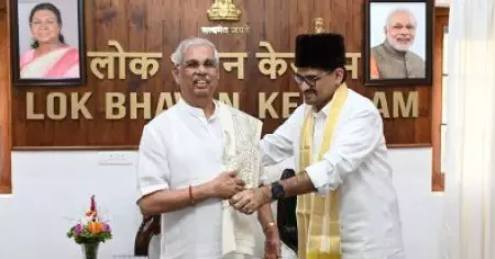 ഗവർണർ ആർലേക്കറെ ലോക് ഭവനിൽ സന്ദർശിച്ച് പൊന്നാടയണിയിച്ച് ബഷീറലി ശിഹാബ് തങ്ങൾ