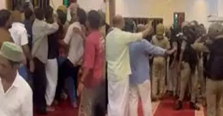 മാടാക്കര മുഹിയുദ്ധീന്‍ മസ്ജിദില്‍ സംഘര്‍ഷം; ബൂട്ടിട്ട് കയറി പൊലീസ് മര്‍ദനം